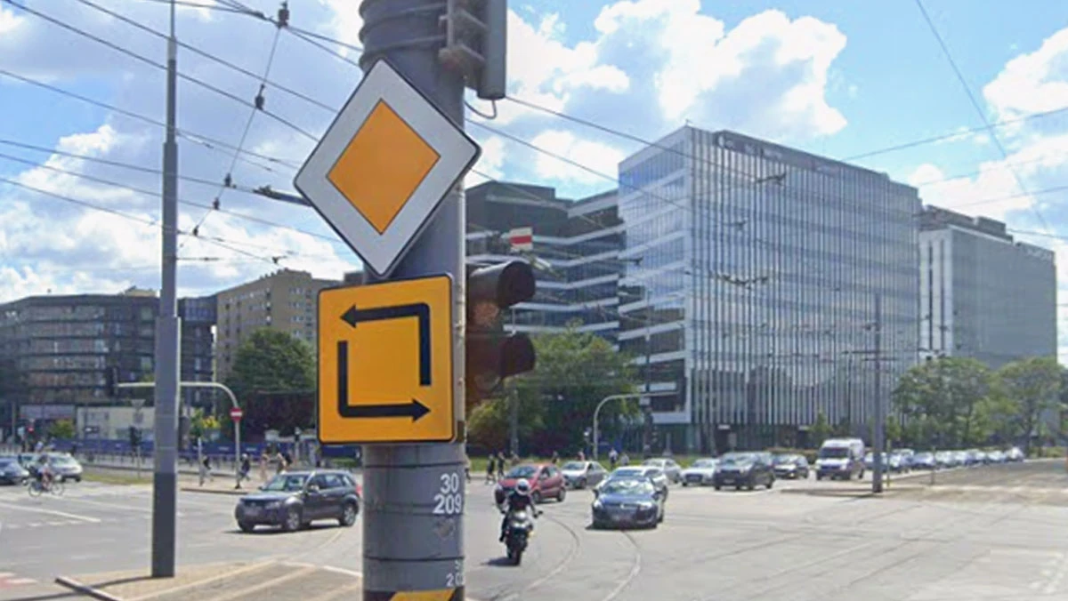 Znak podpowiada, jak skręcić w lewo. Nie ma na to żadnych papierów