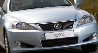 46 tysięcy złotych za zawias klapy ładnej Toyoty. Tyle kosztuje oryginalność