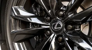 Logo Lexusa: wydawałoby się, że zawsze było takie samo. Nic z tych rzeczy