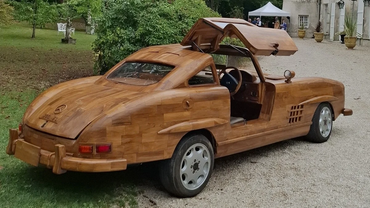 Stolarz wykonał replikę Mercedesa 300 SL. Użył swojego ulubionego materiału