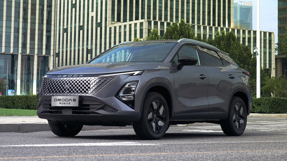 Chiński, hybrydowy SUV za 120 tys. zł wjeżdża do Polski. Będziesz chciał dopłacić