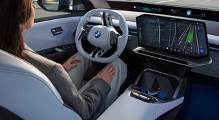 Spojrzysz w lusterko, a samochód sam skręca. Władze już się zgodziły