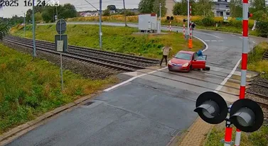 Niewyobrażalny pech. Koło odpadło od Opla na przejeździe kolejowym