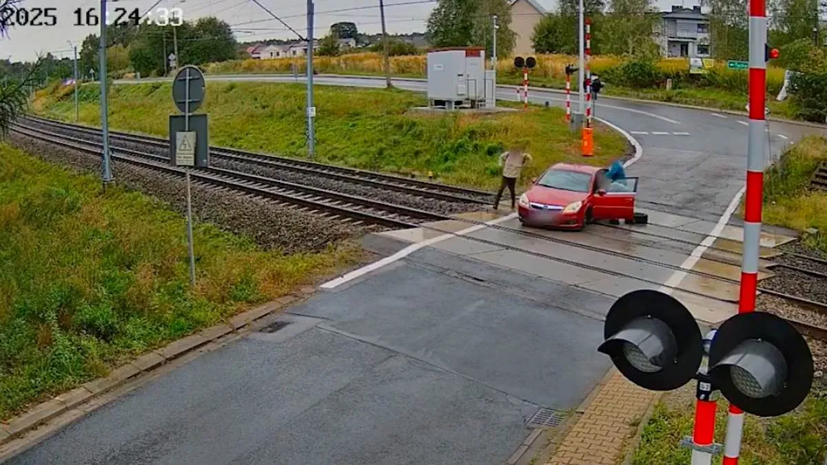 Niewyobrażalny pech. Koło odpadło od Opla na przejeździe kolejowym