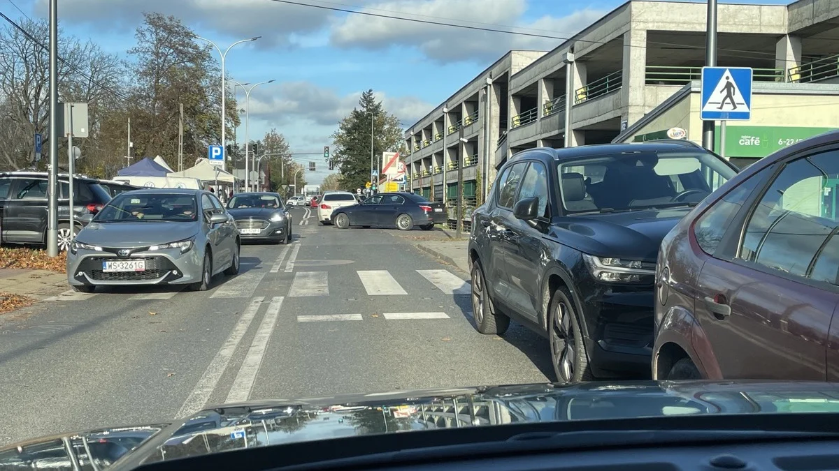 Jeśli piekło istnieje, wygląda jak parking pod cmentarzem przed 1 listopada. Dziś je odwiedziłem