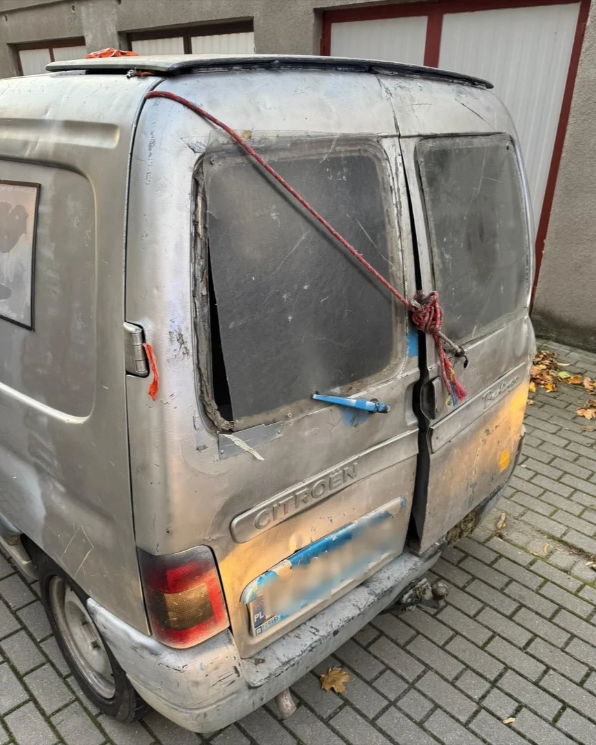 https://cdn-ab.spidersweb.pl/2025/10/policja-citroen-berlingo-poznan-1.jpg