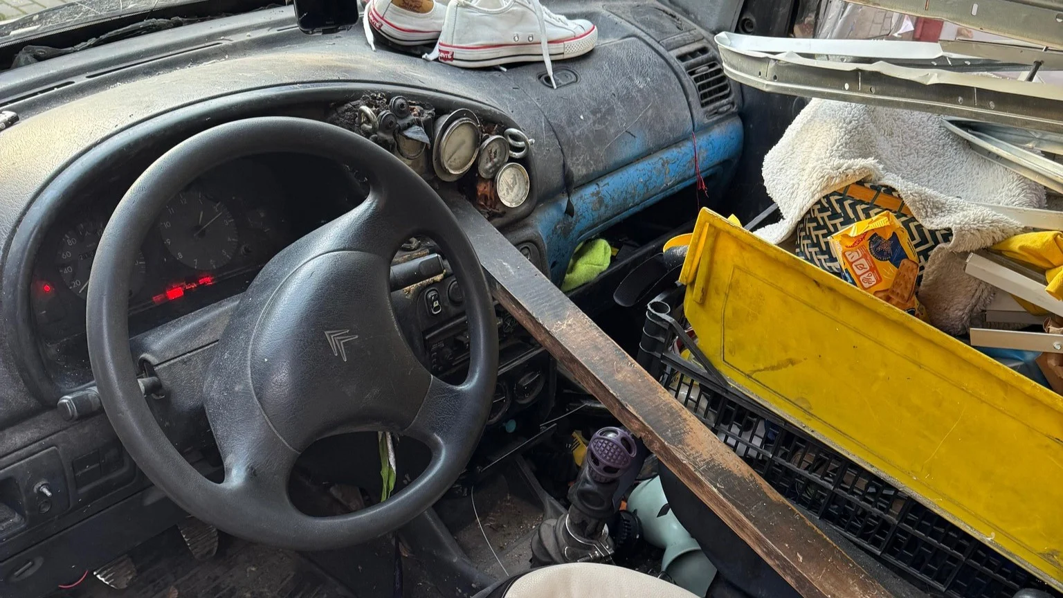 W tym Berlingo nic się nie zgadza. Wrak to dla niego komplement