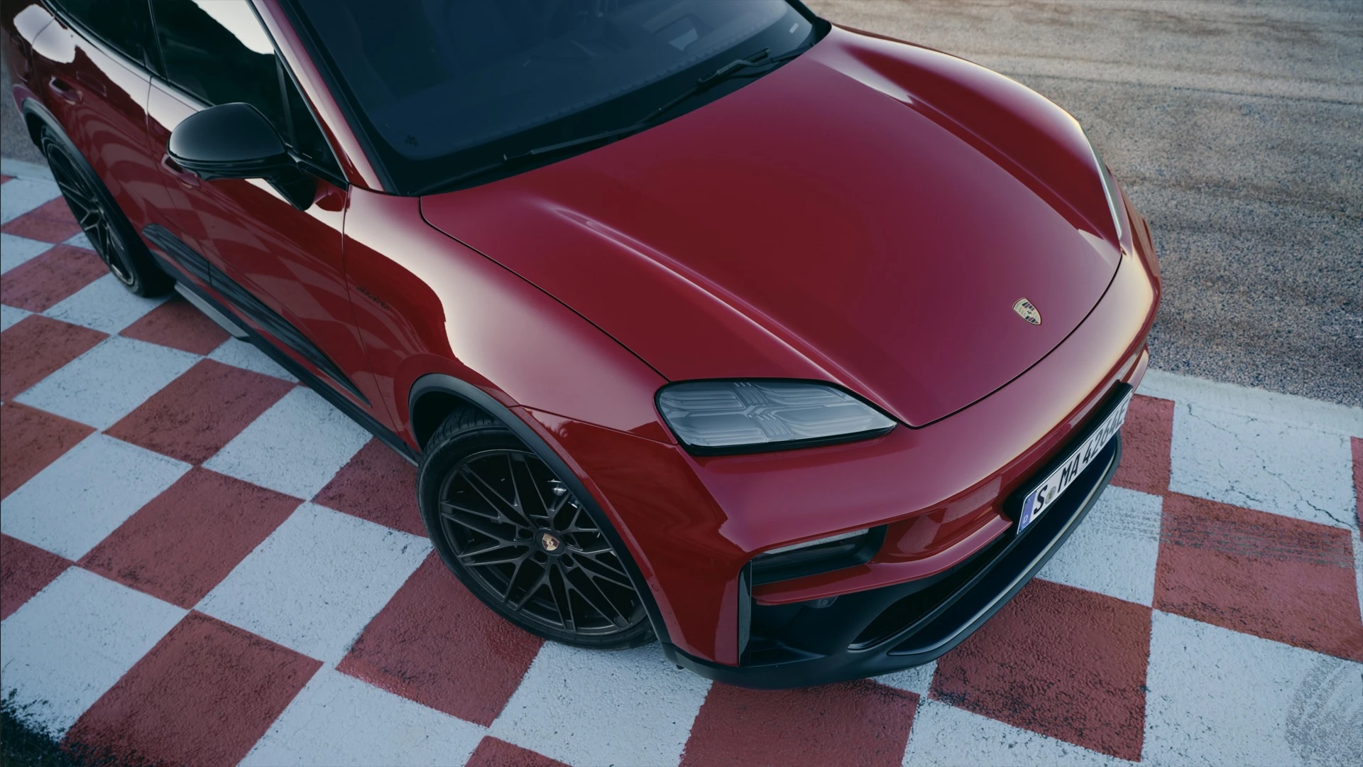 SUV Porsche dostał czerwieńszą odmianę. Łączy trzy słowa w jedno