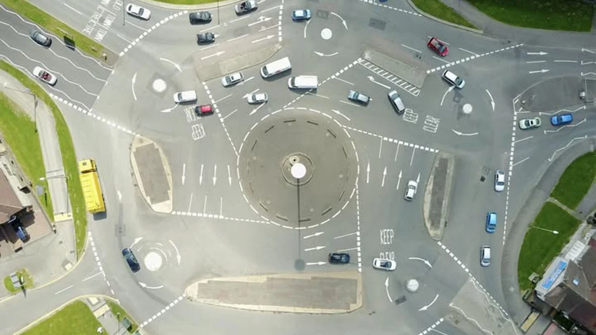 Więcej pasów, więcej problemów. Od jazdy po rondzie kręci się w głowie