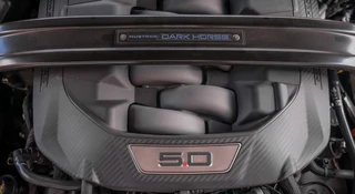 Szybki przegląd szybkich samochodów. Nowy wóz z V8 da się kupić szokująco tanio