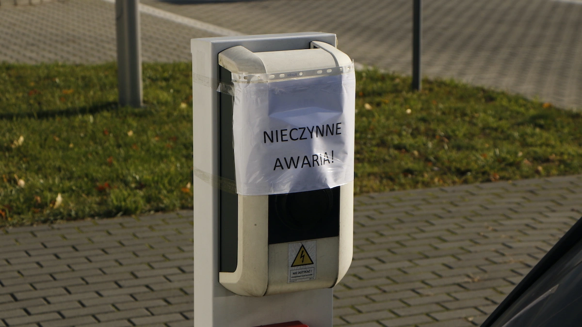 Byłem zobaczyć najsłynniejszą ładowarkę w Polsce. To była istna libacja na skwerku