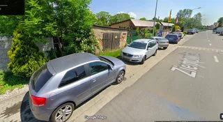 Zatrzymywał się przed swoją bramą i dostał karę. Bardzo źle się zatrzymywał