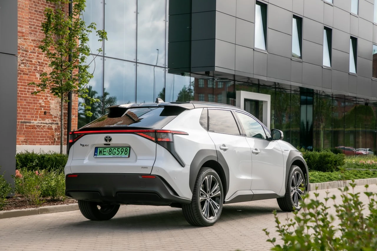https://cdn-ab.spidersweb.pl/2025/10/toyota-bz4x-wyprzedaz-2024-3.jpg