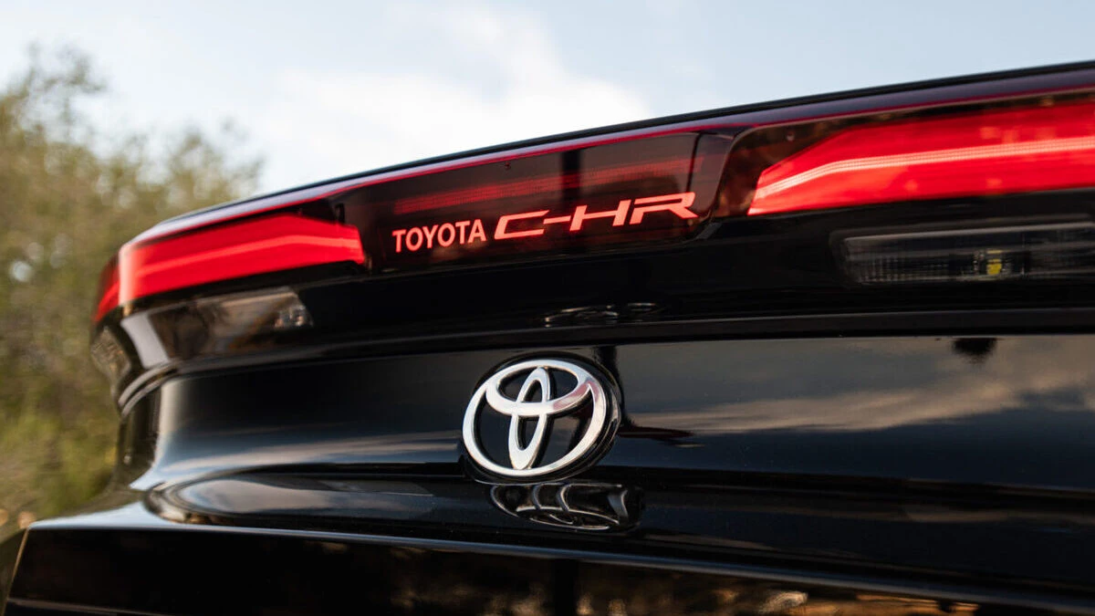 Chińskie auto wyprzedza Toyotę C-HR. Odpowiedzią jest 50 tys. zł