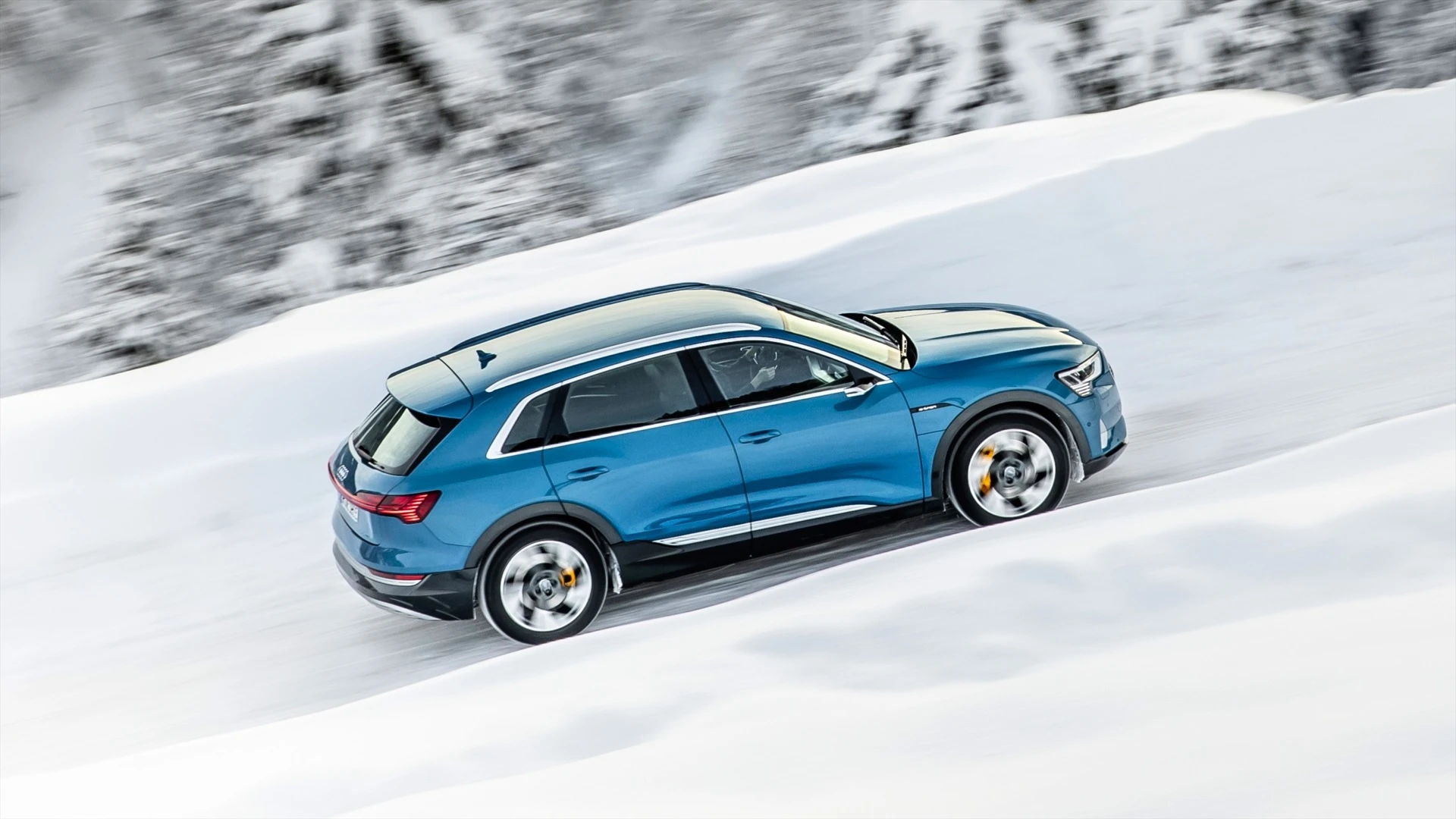 Jazda na śliskiej nawierzchni. Czego nie robić, jeśli nie chcesz być gwiazdą nagłówków