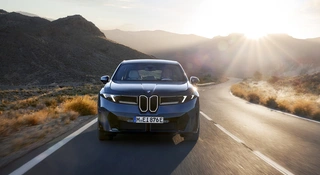 Na nowe BMW usiadł olbrzym. Pachnący świeżością SUV już jeździ