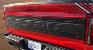 Walka o najbardziej absurdalny segment trwa. 900 koni w aucie do wożenia krów