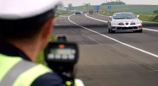 Policjanci źle mierzą prędkość przenośnymi urządzeniami. Wszyscy o tym wiedzą i nikt nic nie robi