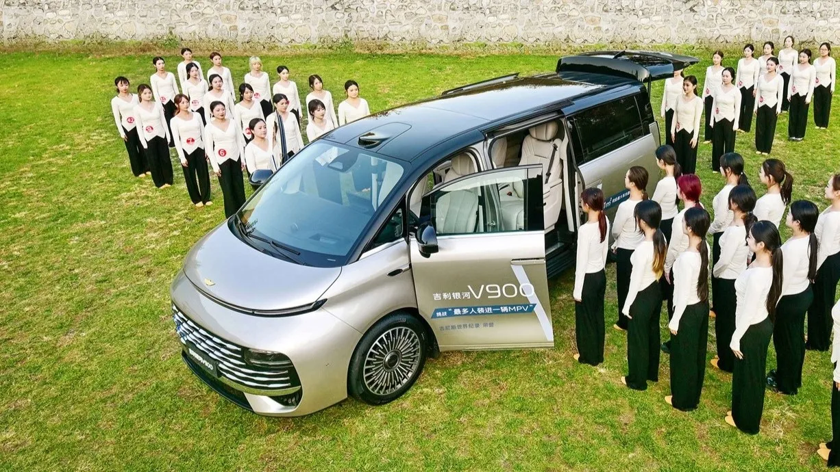 Chiński minivan pomieścił 42 osoby. Uznacie, że to za mało