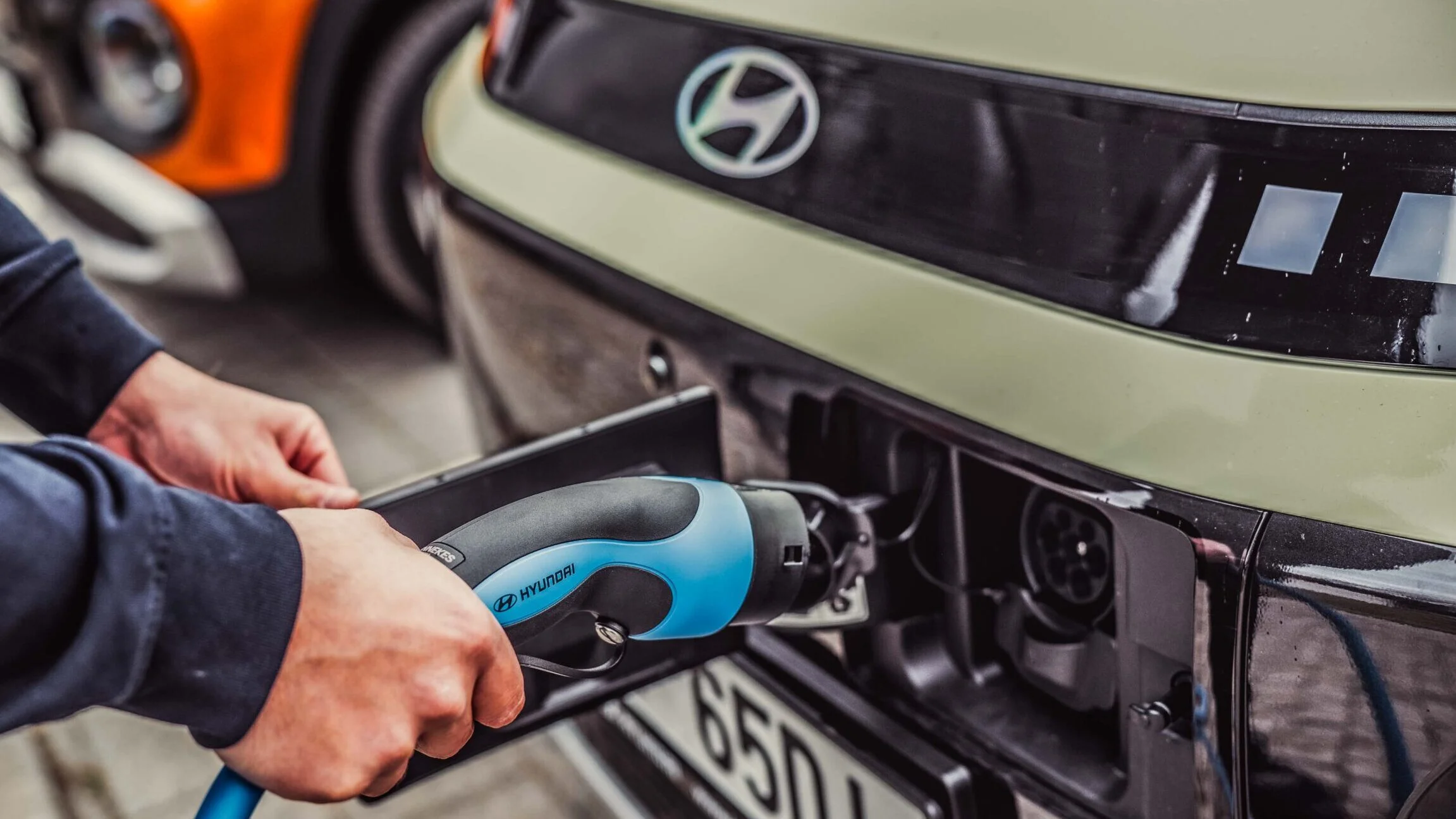 Koniec darmowego parkowania dla samochodów elektrycznych. Ryba z frytkami w pubie zdrożeje