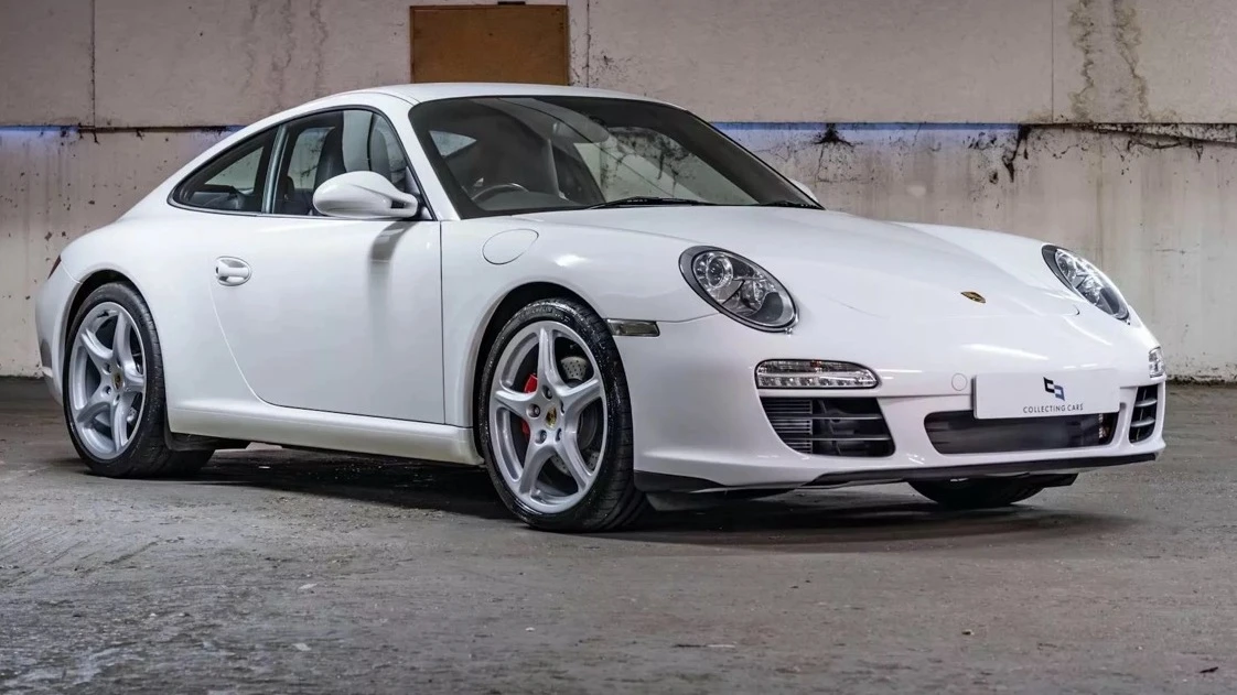 Znany dziennikarz sprzedaje swoje Porsche. Z tyłu dużo się dzieje