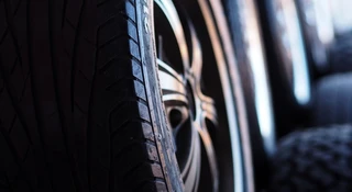 Poradnik iParts.pl. Opony całoroczne vs. sezonowe. W jaki sposób nowoczesne mieszanki gumowe wpływają na wynik tego pojedynku?