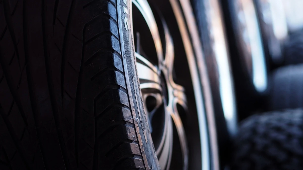 Poradnik iParts.pl. Opony całoroczne vs. sezonowe. W jaki sposób nowoczesne mieszanki gumowe wpływają na wynik tego pojedynku?