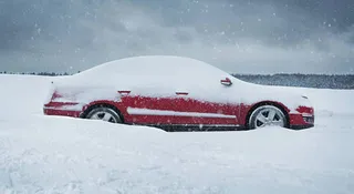 Jak odśnieżać samochód &#8211; poradnik dla leniwych i tych, którzy się spieszą