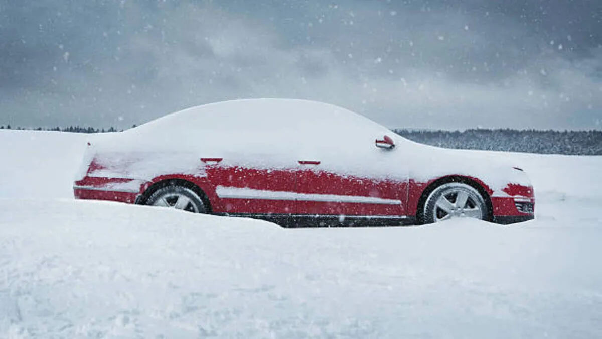 VW Passat przykryty śniegiem