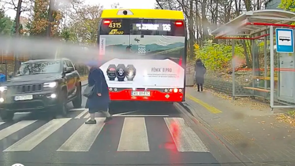 Kierowca Jeepa prawie rozjechał pieszą na przejściu. Podyskutujmy, czy mogła tam być