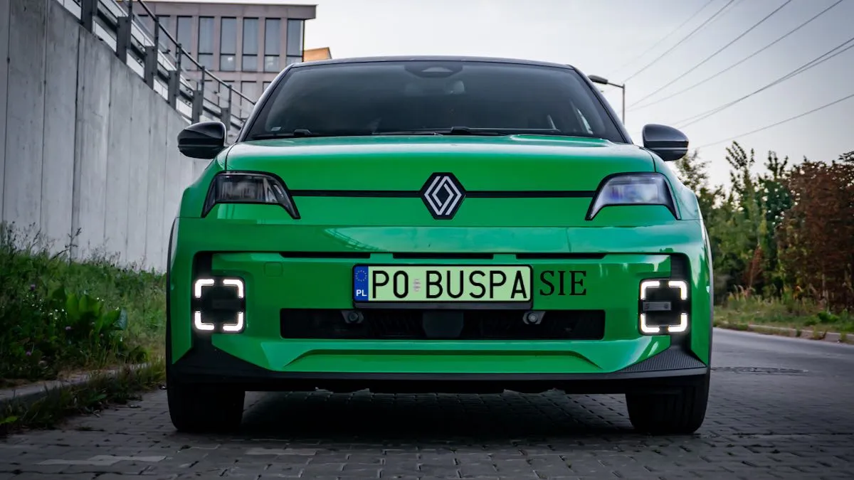 Nie złomujcie jeszcze swoich samochodów elektrycznych. Co dokładnie zawetował prezydent?