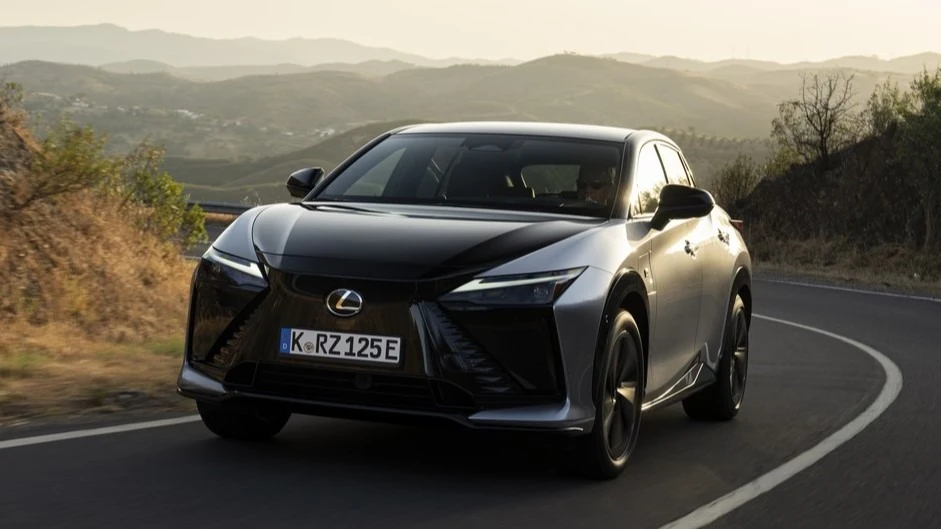 Podatek od samochodów elektrycznych. Padła kwota za kilometr po lewej stronie