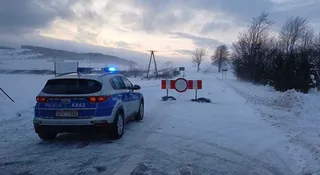 Polscy policjanci ewakuowali kierowców z zamieci. Co możemy zrobić w takiej sytuacji?