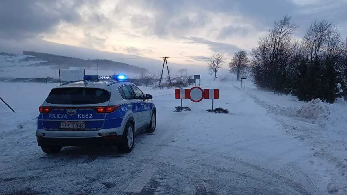 Polscy policjanci ewakuowali kierowców z zamieci. Co możemy zrobić w takiej sytuacji?