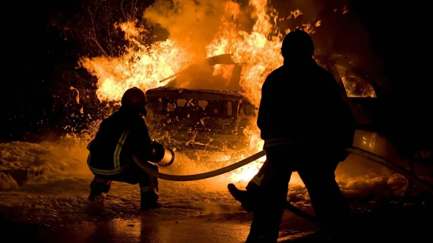 Czas przestać wierzyć w bajki. Statystyki w sprawie pożarów aut elektrycznych uspokajają