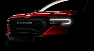 Stellantis chce nam sprzedać model z Ameryki. Obaj klienci biegną do salonów