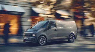 Nowe Renault Trafic ma sympatyczną buzię, ale przegoni cię z lewego pasa