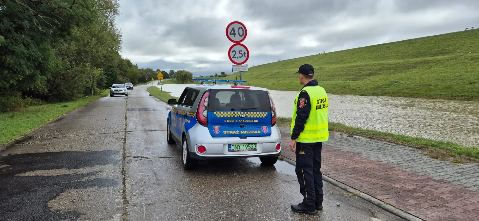 Gminie zepsuł się elektryczny samochód. Zamiast naprawić, kupi nowe auto