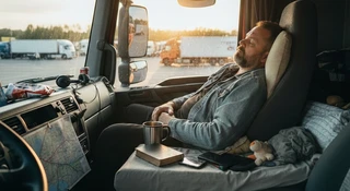 220 tys. zł kary za spanie w samochodzie. Uważajcie na siebie na parkingach