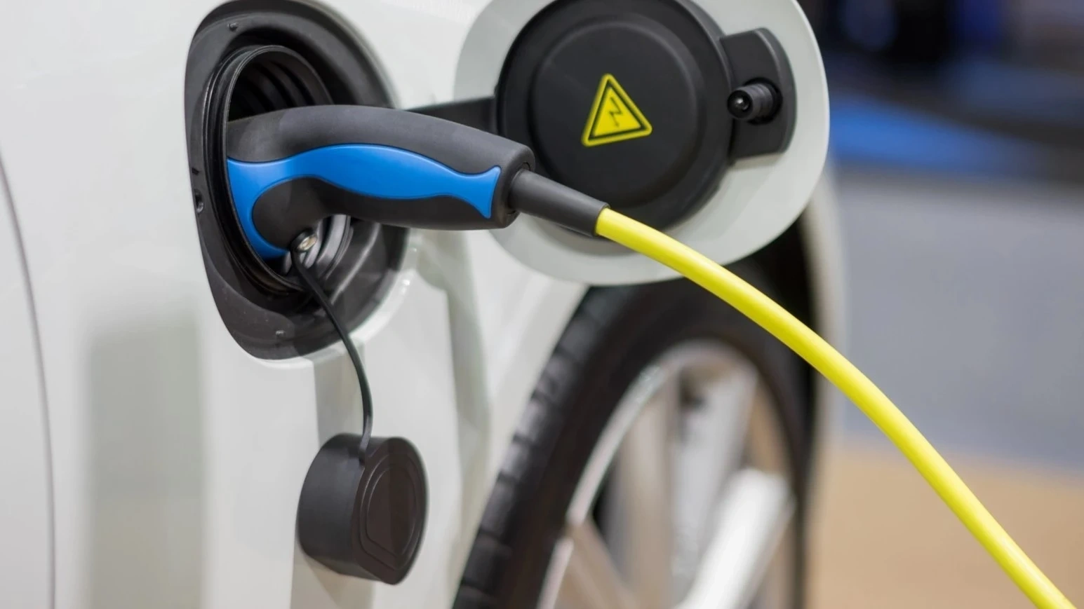 Co dziesiąty nowy samochód w Polsce jest elektryczny. Szokujące zmiany w statystykach