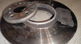 Tarcza hamulcowa rozpadła się na dwie części. Zadziwiająca usterka w nowym aucie premium