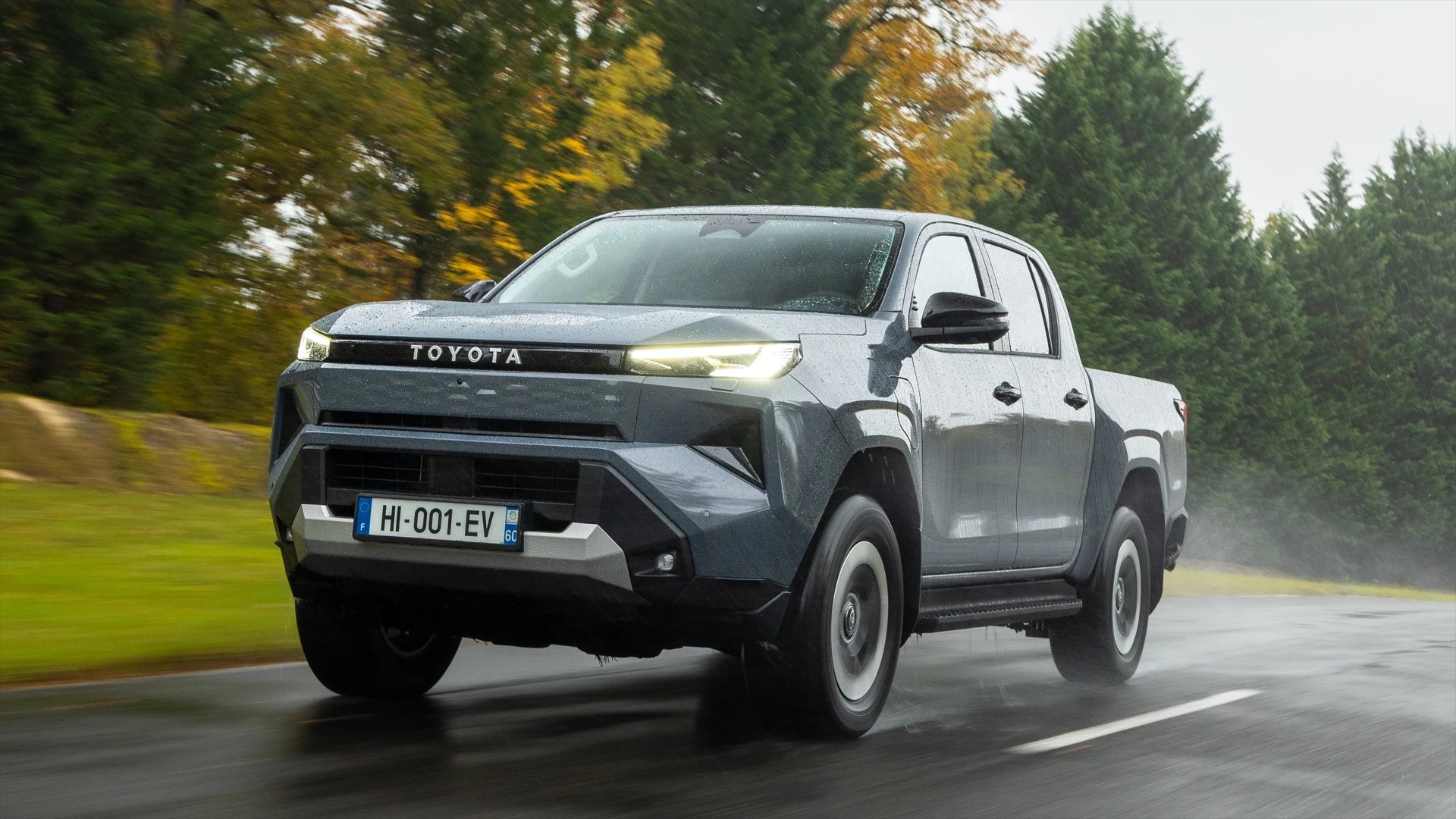 Nowa Toyota Hilux już tu jest. Diesel poznał dwóch kolegów