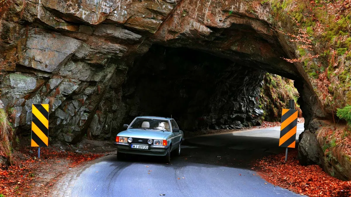 Tunel w skale i to w Polsce. Istnieje od dawna, ma się świetnie