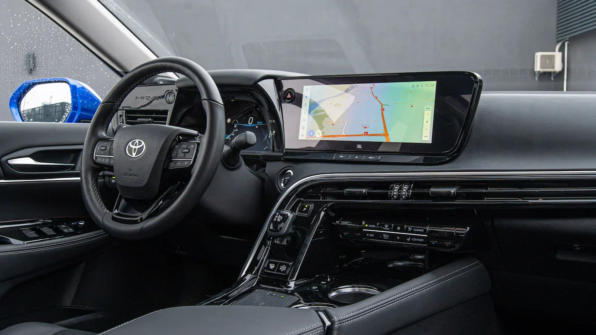 Kupili nowe Toyoty, teraz pozywają producenta. Nie ma gdzie ich zatankować