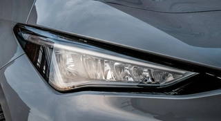 Cupra narodzi się na nowo. Model z makijażem musi przypudrować nos