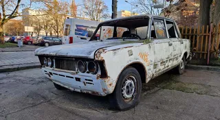 20 lat w jednym miejscu stoi Fiat. Opiera się służbom, nie liczy na nic