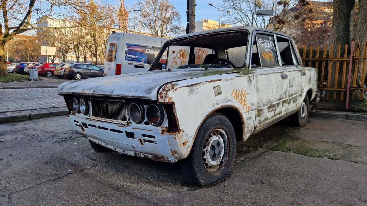 20 lat w jednym miejscu stoi Fiat. Opiera się służbom, nie liczy na nic
