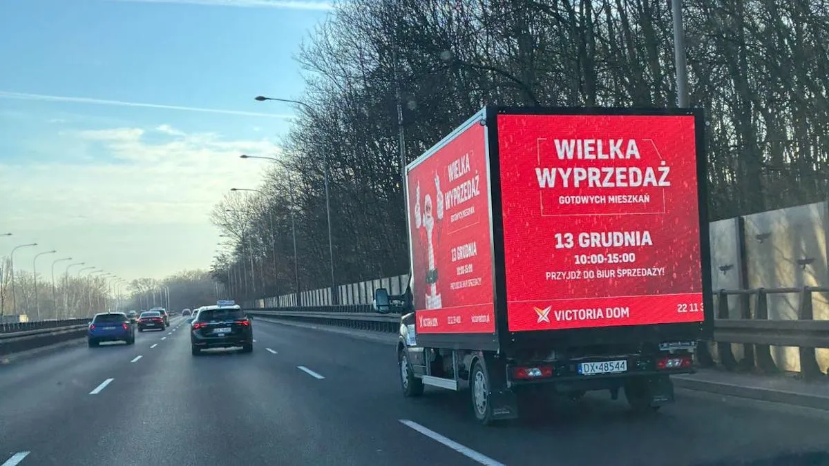Okleili ekranami ciężarówkę i jeżdżą po mieście, puszczając reklamy. Halo, policja