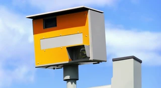 Mandaty tylko dla połowy złapanych przez fotoradary. Minister się poddał