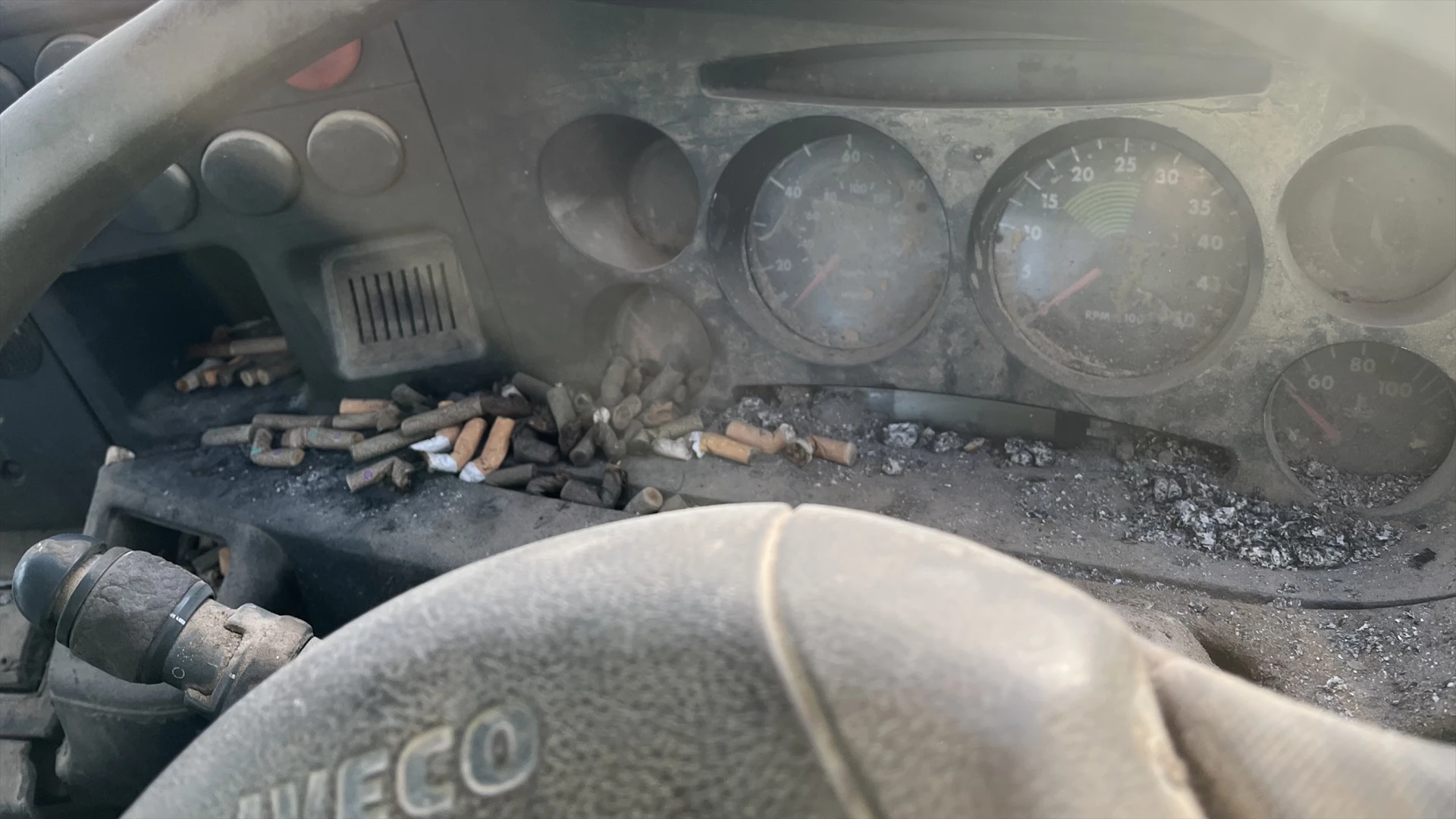 Iveco Daily stało się popielniczką. To dopiero początek jego problemów